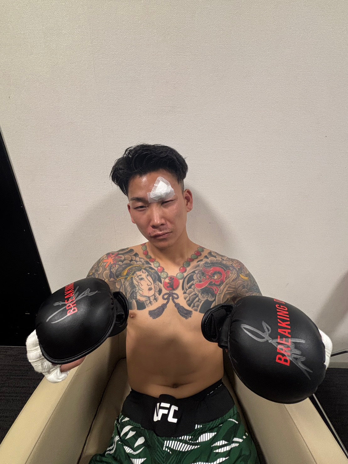 BreakingDown17.5 しゅー選手サイン入りグローブ